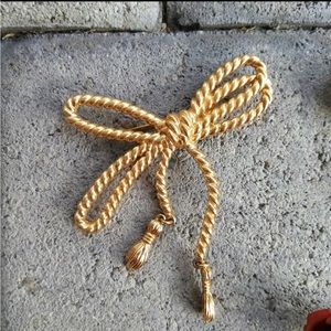 Vintage. Gold Metal , Twist Rope Ribbon Bow Brooch